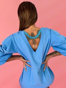 Sukienka/Tunika MONTANA z ozdobnym łańcuchem niebieska