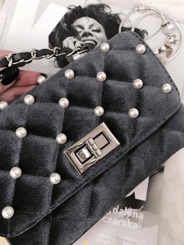 Welurowa torebka CHANELKA z perełkami i dodatkiem skóry naturalnej na łańcuszku